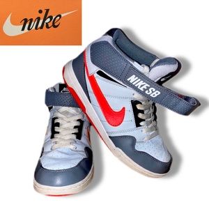 Nike SB Sneakers Size 5 Youth 645025 Like New